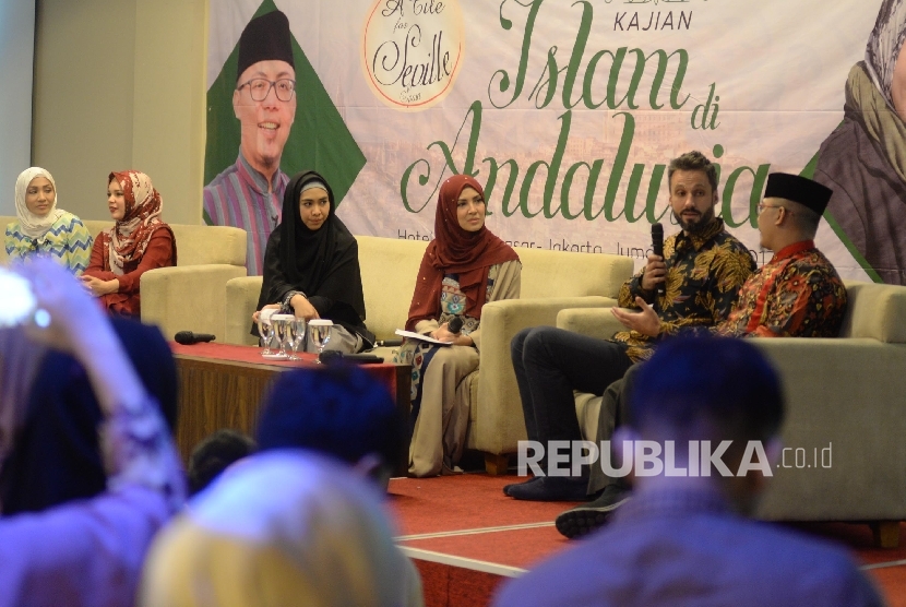 Anggota Komunitas muslim Sevilla sekaligus Vice President of Seville Mosque Foundation Ibrahim Hernandez (kedua kanan), Ustadz Bobby Herwibowo (kanan), bersama sejumlah publik figure El Fareeza (kiri), Dewi Sandra (kedua kiri), Oki Setiana Dewi (ketiga kiri), dan Ratna Galih (ketiga kanan) menjadi pembicara dalam Kajian Islam di Andalusia, Jakarta, Jumat (28/4).