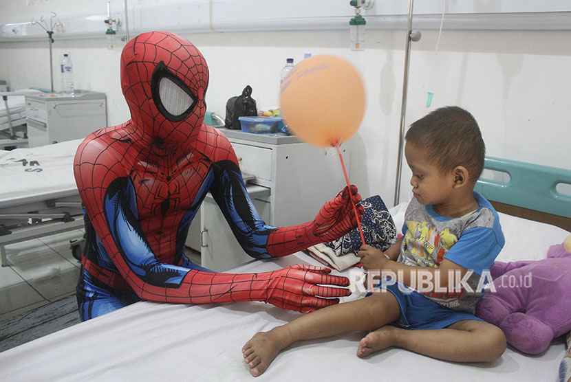 Anggota komunitas Sahabat Anak Kanker berkostum Spiderman ketika menghibur pasien anak-anak di Bangsal Anak, Rumah Sakit Syaiful Anwar, Malang, Jawa Timur, Sabtu (28/4). 