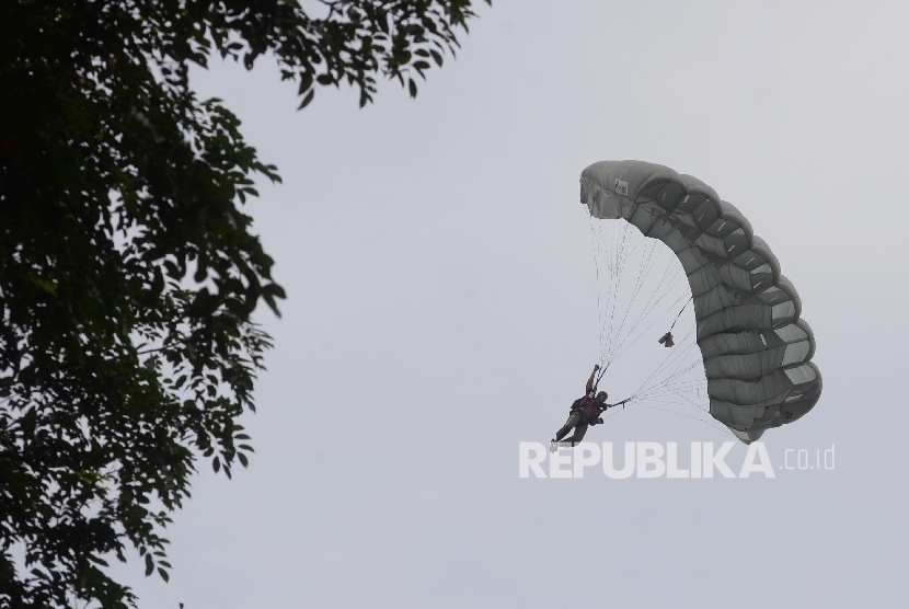  Anggota Kopassus melakukan terjun payung yang mendarat di Lapangan Banteng, Jakarta, Ahad (23/4).