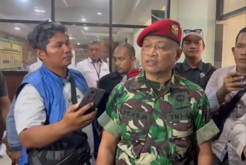 Anggota Kopassus, Serka Jems Makapedua usai menjalani sidang dikawal polisi bersenjata di Pengadilan Negeri (PN) Tangerang, Senin (5/8/2024).