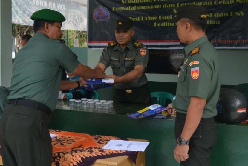  Anggota Koramil Salatiga Kota menyerahkan sampel air seni pada saat dilaksanakan tes narkoba oleh jajaran Kodim 0714/Salatiga.