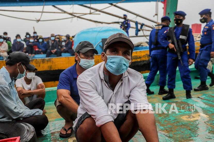 Anggota Korps Kepolisian Perairan dan Udara (Korpolairud) Baharkam Polri mengamankan sejumlah ABK kapal nelayan berbendera Vietnam yang melakukan penangkapan ikan secara ilegal di Perairan Natuna Utara.