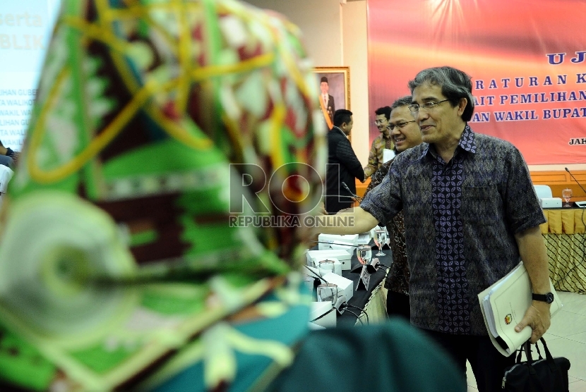 Anggota KPU Hadar Nafis Gumay (kanan), Arief Budiman (kedua kanan) menyapa peserta usai memimpin uji publik di kantor Komisi Pemilihan Umum (KPU) Jakarta, Rabu (11/3).