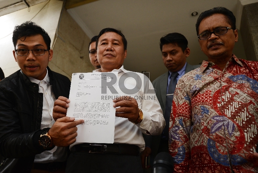  Anggota KY Taufiqurrohman Syahuri (tengah) menunjukan surat pernyataan Dewan Pers kepada media usai mejalani pemeriksaan dugaan pencemaran nama baik hakim Sarpin Rizaldi di Bareskrim Mabes Polri, Jakarta Selatan, Senin (28/9). (Republika/Raisan Al Farisi)