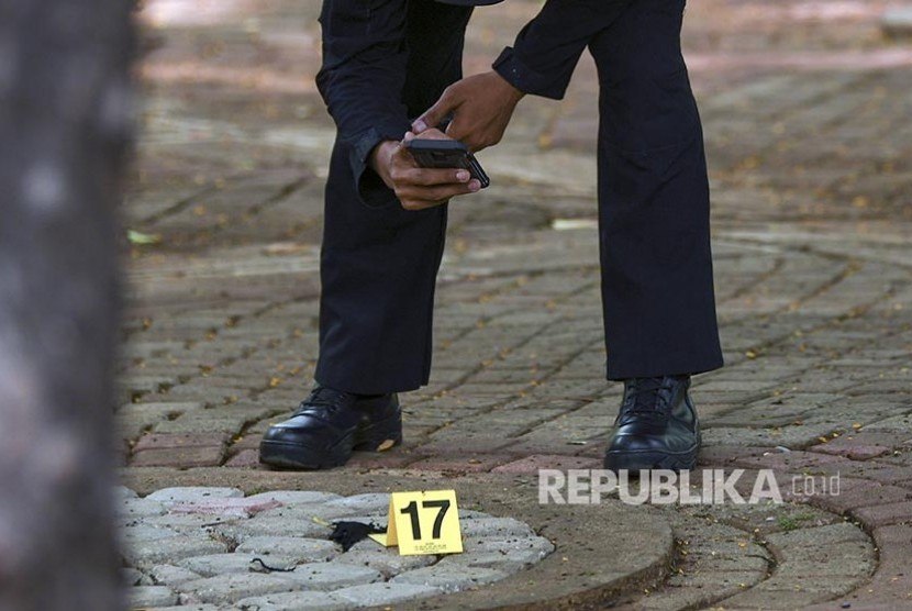 Anggota Labfor Mabes Polri mengumpulkan barang bukti di TKP ledakan di kawasan Monas, Jakarta, Selasa (3/12). 