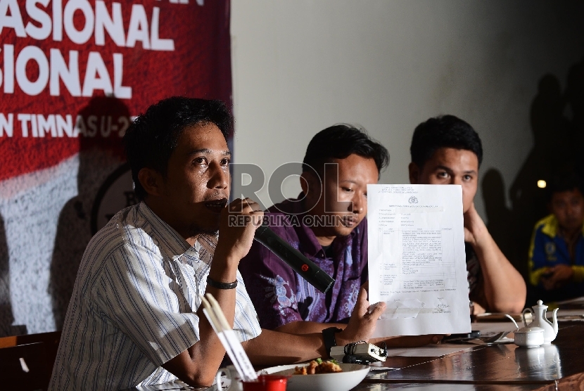 Anggota LBH Pers, Asep Komarudin (kiri) menunjukan surat laporan yang tertuju kepada Mabes Polri saat Konferensi Pers mengenai jaringan mafia bola nasional yang diselenggarakan di Jakarta, Selasa (16/6).(Republika/Raisan Al Farisi)