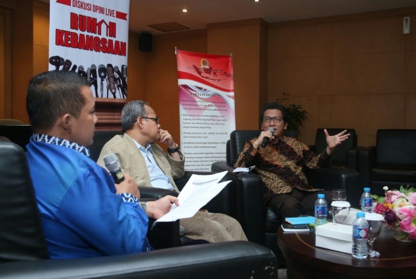 Anggota Lembaga Pengkajian MPR RI, Hajrianto Y. Thohari, saat menjadi narasumber pada dialog MPR Rumah kebangsaan di Ruang Presentasi Perpustakaan MPR RI, Jakarta, Selasa (22/11).  