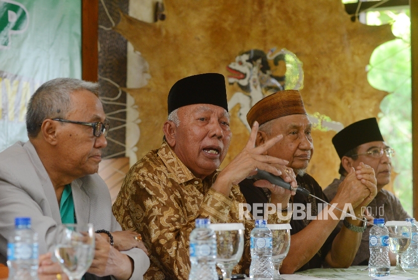  Anggota Mahkamah Partai Persatuan Pembangunan Zain Badjeber (kedua kanan) bersama Senior Partai Persatuan Pembangunan Bachtiar Chamsyah (kedua kiri) memberikan pemaparan kepada media saat menggelar konferensi pers di Jakarta, Ahad (27/3). (Republika/Raisa