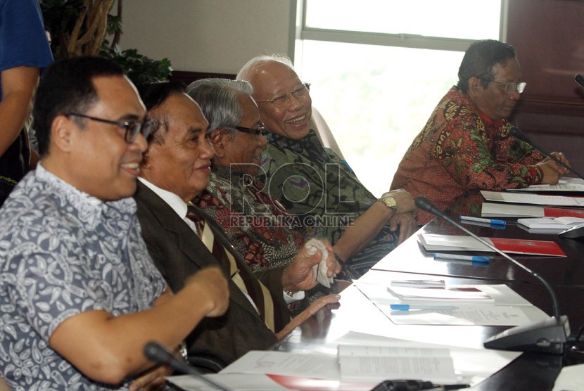  Anggota majelis kehormatan MK, Hikmahanto Juwana, Abbas Said, Harjono, Bagir Manan, dan Mahfud MD (dari kiri) saat menggelar rapat tertutup dewan kehormatan MK di Gedung Mahkamah Konstitusi, Jakarta, Jumat (4/10).  (Republika/Adhi Wicaksono)