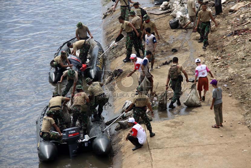 Anggota Marinir Ikut Bersihkan Sampah Banjir Kanal Barat Republika Online