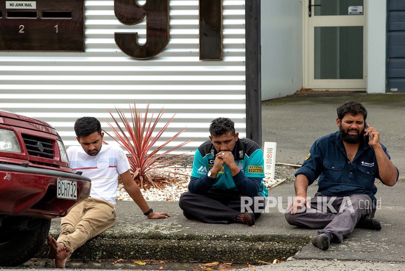  Anggota masyarakat yang berduka duduk di tepi jalan setelah penembakan yang mengakibatkan banyak kematian dan cedera di Masjid Al Noor di Deans Avenue di Christchurch, Selandia Baru, (15/3 2019). 
