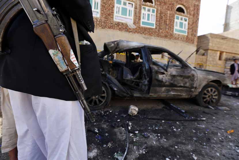 Anggota milisi Houthi berjaga-jaga di sekitar lokasi pemboman bunuh diri di Masjid Al Hashahush, Sana'a, Yaman, Jumat (20/3). 