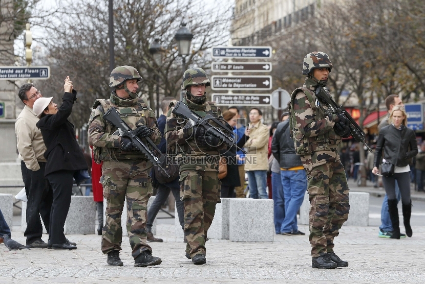 Anggota militer Perancis melakukan patroli di dekat Katedral Notre Dame Paris, Perancis, Sabtu (14/11). REUTERS / Yves Herman