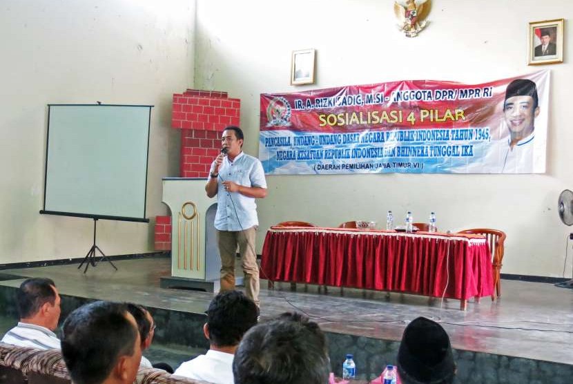 Anggota MPR Daerah Pemilihan Jawa Timur VI, Rizki Sadig, saat sosialisasi MPR di Kecamatan Garum, Kabupaten Blitar, Jawa Timur, Jumat (7/9).
