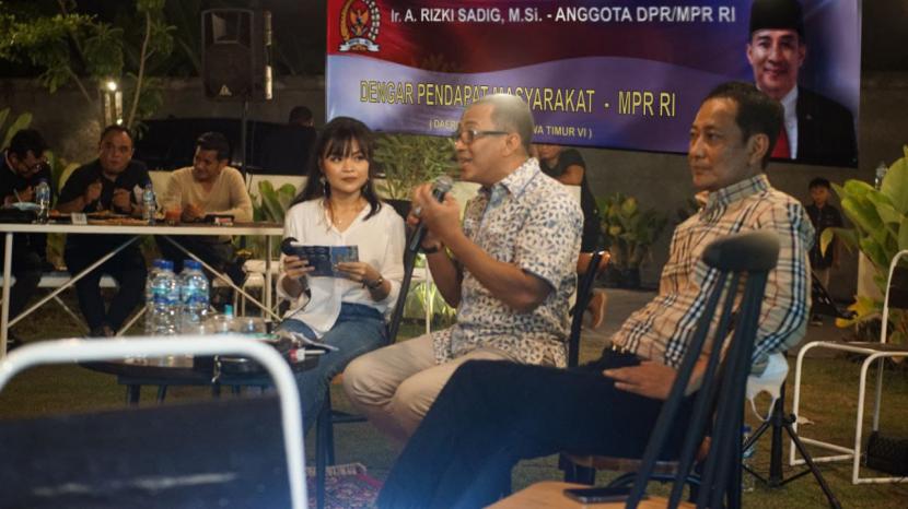 Anggota MPR dari Fraksi Partai Amanat Nasional (PAN), Rizki Sadig (tengah, berkacamata), saat giat Dengar Pendapat Masyarakat dengan MPR RI di Kafe Ilio, Tulungagung, Ahad (12/12) lalu.