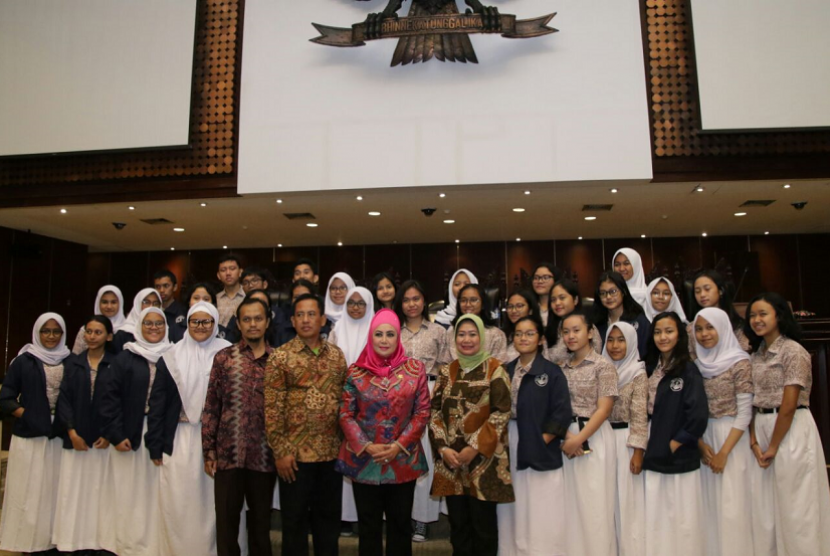 Anggota MPR dari Fraksi Partai Demokrat Melani Leimena Suharli menyambut ratusan siswa-siswi SMAN 28 Jakarta di Gedung MPR.