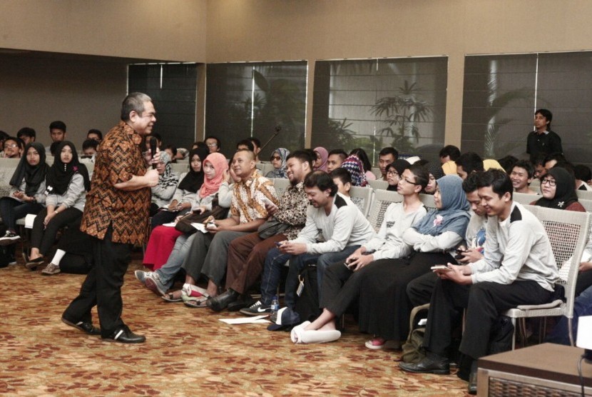 Anggota MPR dari Fraksi PKS, TB Soenmandjaja, memberikan ceramah dalam acara Netizen Ngobrol Bareng MPR di Yogyakarta pada Sabtu (19/3).