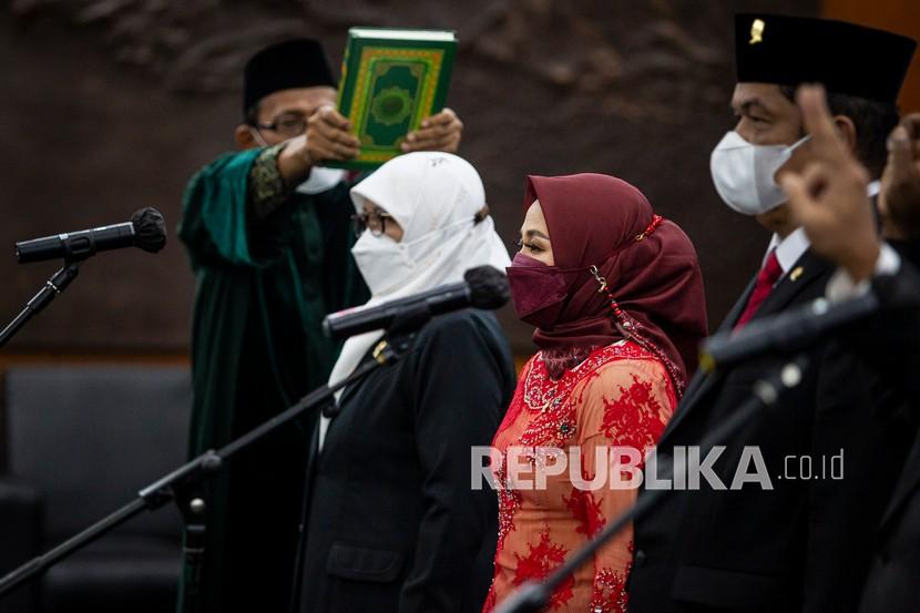 Ketua MPR Bambang Soesatyo (tengah) didampingi Wakil Ketua MPR Ahmad Basarah (kanan) melantik Anggota MPR Pengganti Antar Waktu (PAW) di Kompleks Parlemen, Senayan, Jakarta, Kamis (18/11/2021). Ketua MPR melantik lima orang Anggota MPR dalam PAW tersebut yang berasal dari Fraksi PDI Perjuangan, PAN dan PKS. 