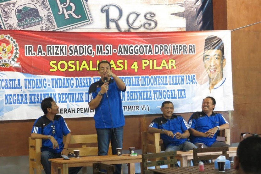 Anggota MPR RI Daerah Pemilihan Jawa Timur VI, Rizki Sadig (berdiri),  pada saat kegiatan sosialisasi MPR di Gurah, Kabupaten Kediri, Jawa Timur, Selasa (24/4) lalu.