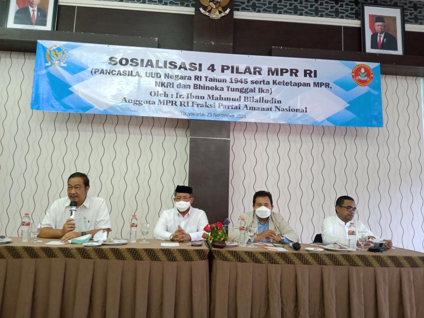 Anggota MPR RI dari Fraksi Partai Amanat Nasional (PAN), Ibnu Mahmud Bilalludin (kedua kiri), pada acara Sosialisasi 4 Pilar MPR RI di Yogyakarta, Selasa (24/11).