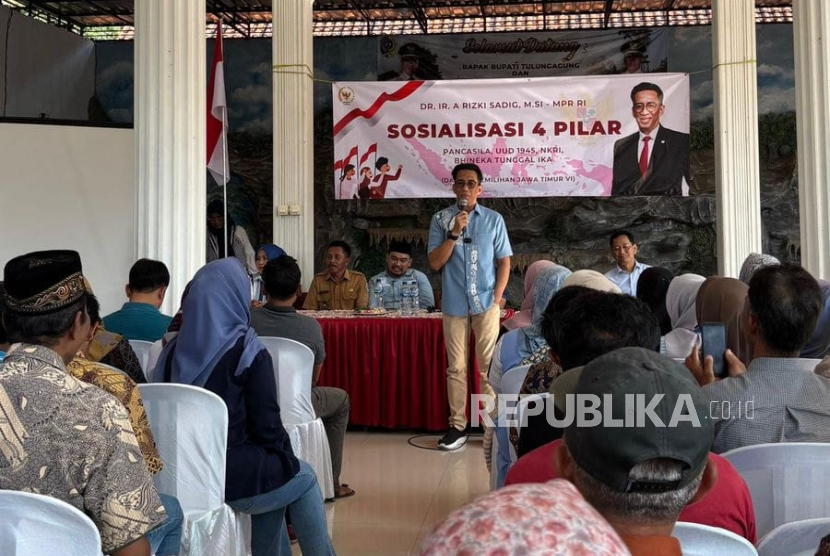 Anggota MPR RI dari Fraksi Partai Amanat Nasional (PAN), A. Rizki Sadig, saat mengisi kegiatan Sosialisasi 4 Pilar MPR RI di aula Kedungwaru, Kabupaten Tulungagung, Jawa Timur, 2 Agustus 2025 lalu.
