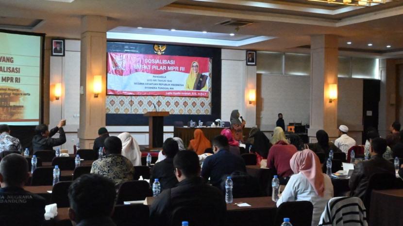 Anggota MPR RI Ledia Hanifa Amaliah gencar menyosialisasikan 4 Pilar Kebangsaan. Kali ini, sasarannya para operator sekolah dari Kota Bandung dan Cimahidi Hotel Newton, Kota Bandung, (26/7/2023).