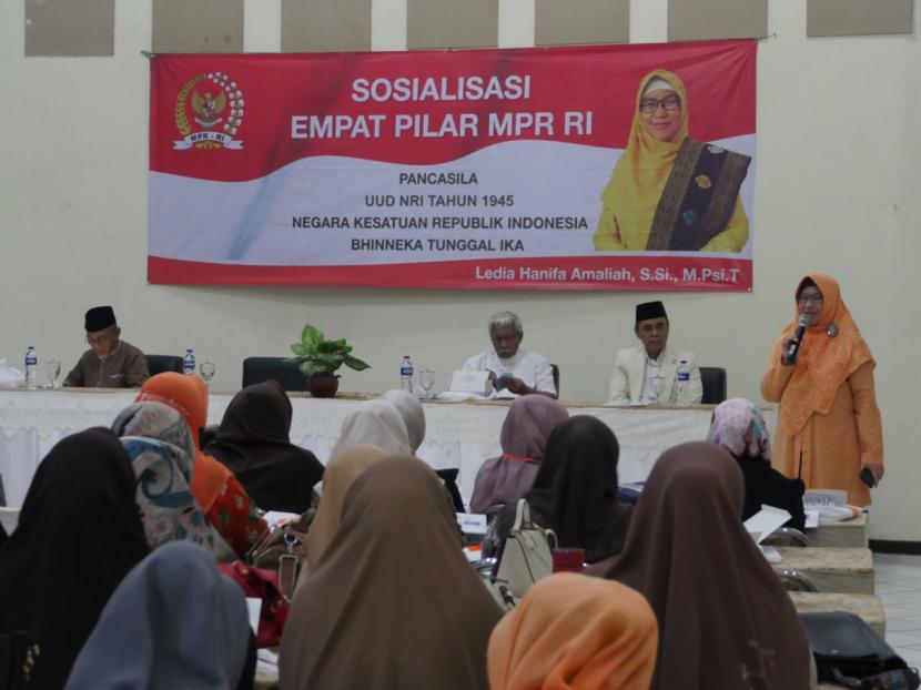 Anggota MPR RI Ledia Hanifa Amaliah menggelar Sosialisasi 4 Pilar MPR RI di hadapan para tokoh masyarakat, guru, dosen dan ulama di Hotel Augusta, Kota Bandung (28/5/2023). 