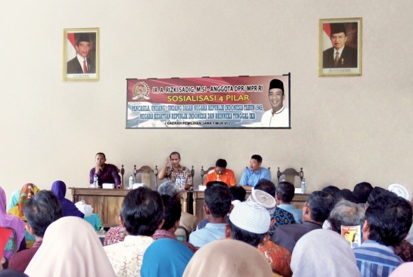 Anggota MPR RI, Riski Sadig (kedua dari kiri) saat kegiatan sosialisasi MPR di Tulungagung, Jawa Timur, Ahad (11/2) lalu.