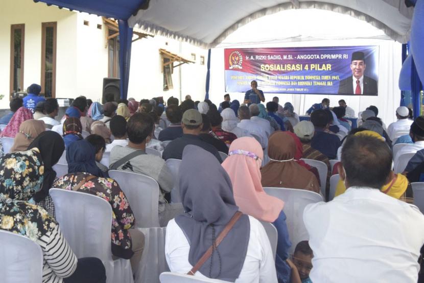 Anggota MPR RI, Rizki Sadig, saat mengisi acara sosialisasi empat pilar MPR RI di aula di Desa Pagu, Kecamatan Pagu, Kabupaten Kediri, Jawa Timur, Ahad (21/11).
