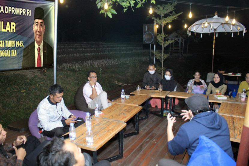 Anggota  MPR RI, Rizki Sadig, saat Sosialisasi Empat Pilar MPR RI di Kafe Arunika, Kabupaten Tulungagung, Ahad (30/5) lalu.