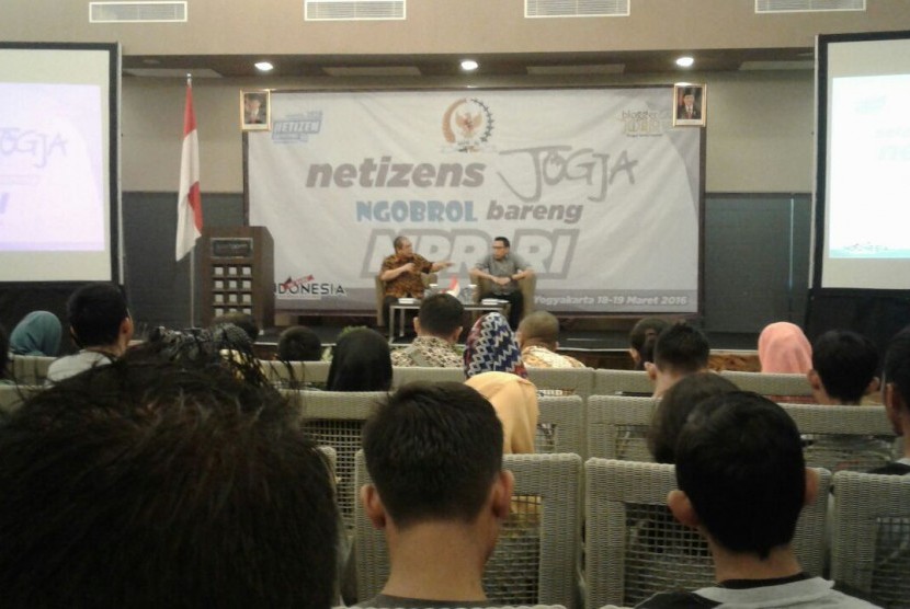 Anggota MPR RI Soenmadjajja ketika berbincang dalam acara 'Ngobrol Bareng MPR dengan Netizen', di Yogyakarta, (19/3).