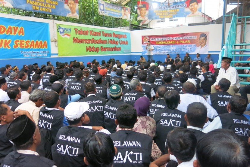 Anggota MPR Rizki Sadig saat kegiatan sosialisasi MPR di Kecamatan Pagu, Kabupaten Kediri, Sabtu (18/6).