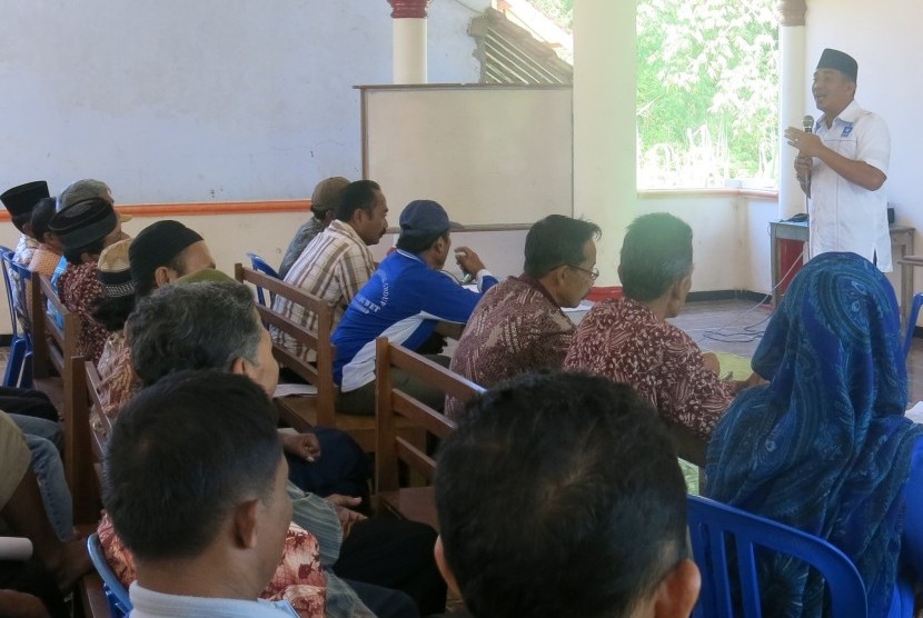 Anggota MPR, Rizki Sadig, saat melakukan kegiatan sosialisasi MPR di Kecamatan Kauman, Kabupaten Tulungagung, Senin (24/7),