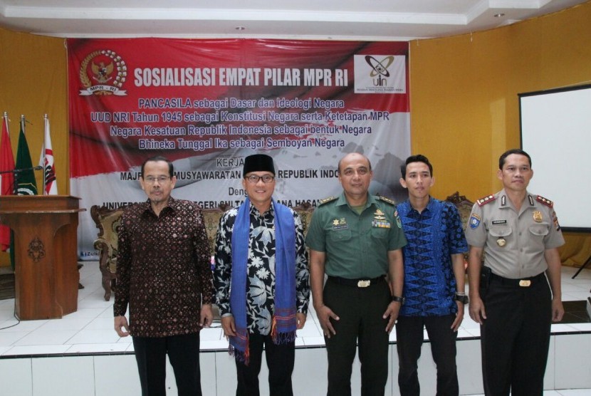 Anggota MPR Yandri Susanto saat melakukan sosialisasi Empat Pilar MPR di Universitas Islam Negeri Sultan Maulana Hasanuddin, Serang, Banten, Selasa (5/9).