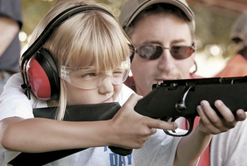 Anggota National Riffle Associaton of America (NRA) mengajak anaknya berlatih menembak menggunakan senjata. NRA adalah salah satu organisasi pelobi terkuat di AS yang paling aktif menentang kebijakan berbau pembatasan senjata api.