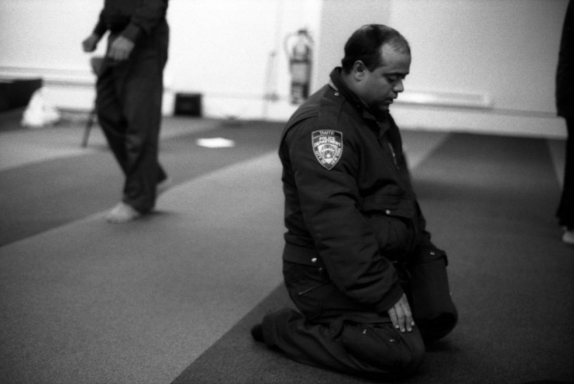 Anggota NYPD yang beragama Islam tengah melaksanakan shalat. 