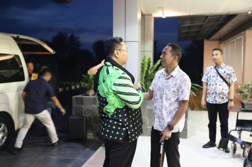 Anggota Ombudsman RI Yeka Hendra Fatika bersama Pj Gubernur Bangka Belitung (Babel) Suganda Pandapotan Pasaribu.