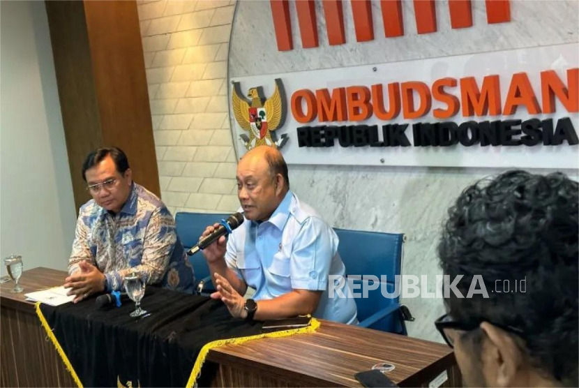 Anggota Ombudsman RI Yeka Hendra Fatika (kiri) bersama Kepala Badan Gizi Nasional Dadan Hindayana saat memberikan keterangan usai melakukan rapat koordinasi di Kantor Ombudsman RI, Jakarta Selatan, Rabu (14/5/2025).