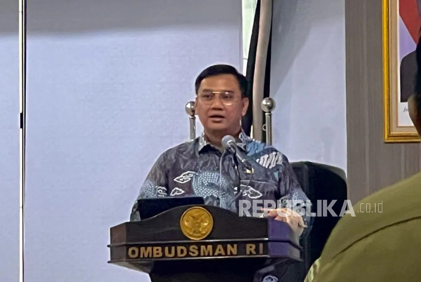 Anggota Ombudsman RI Yeka Hendra Fatika memberi paparan terkait pencegahan maladministrasi dalam layanan tata kelola industri kelapa sawit di Gedung Ombudsman RI, Jakarta, Senin (18/11/2024).