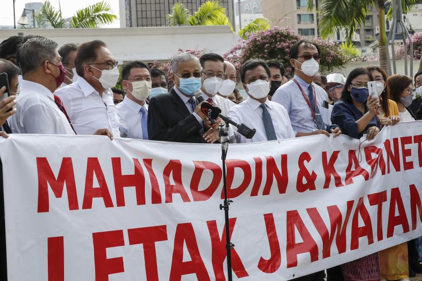Anggota oposisi Malaysia Anwar Ibrahim, ketiga dari kiri, dan Mahathir Mohamad, kelima dari kiri, berbicara kepada media selama protes di Kuala Lumpur, Malaysia, Senin, 2 Agustus 2021.