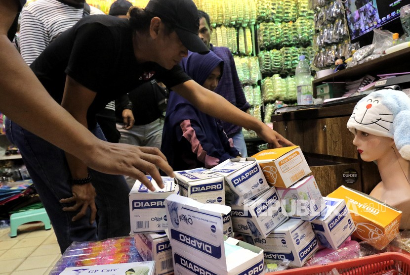 Anggota Opsnal Polres Pangkalpinang melakukan penggerebekan salah satu toko yang menjual masker dengan harga tinggi di Kota Pangkalpinang, Kepulauan Bangka Belitung, Rabu (4/3/2020). 