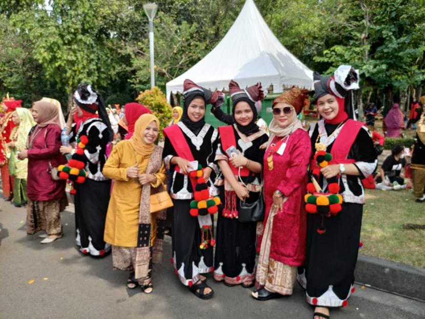 Anggota organisasi Bundo Kanduang Indonesia berparade mengenakan baju kuruang basiba.