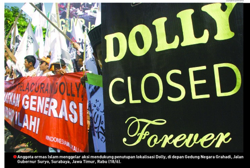 Anggota ormas islam menggelar aksi mendukung penutupan lokalisasi dolly, di depan gedung Negara Grahadi,Jalan Gubernur Suryo,Surabaya,Jawa Timur,Rabu(18/6).