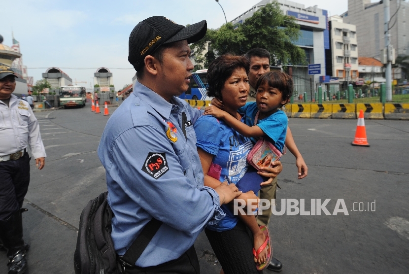  Anggota P3S dan Satuan POl PP mengamankan Anak Jalanan di Terminal Blok M, Jakarta Selatan, Selasa (26/9). 