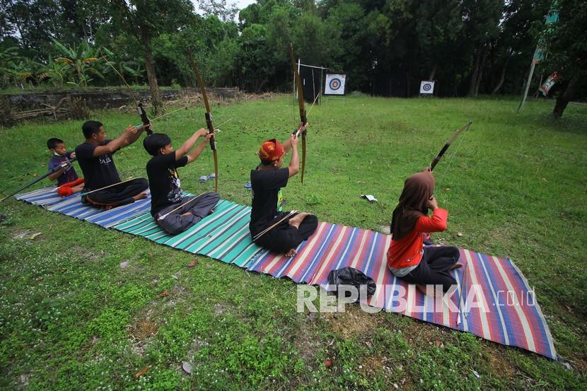 Anggota padepokan Songgo Sukmo berlatih panahan tradisional atau jemparingan, di Lapangan Kampung Durinan, Bancaran, Bangkalan, Jawa Timur. (ilustrasi). Kemampuan penguasaan senjata termasuk panah penting untuk Muslim   