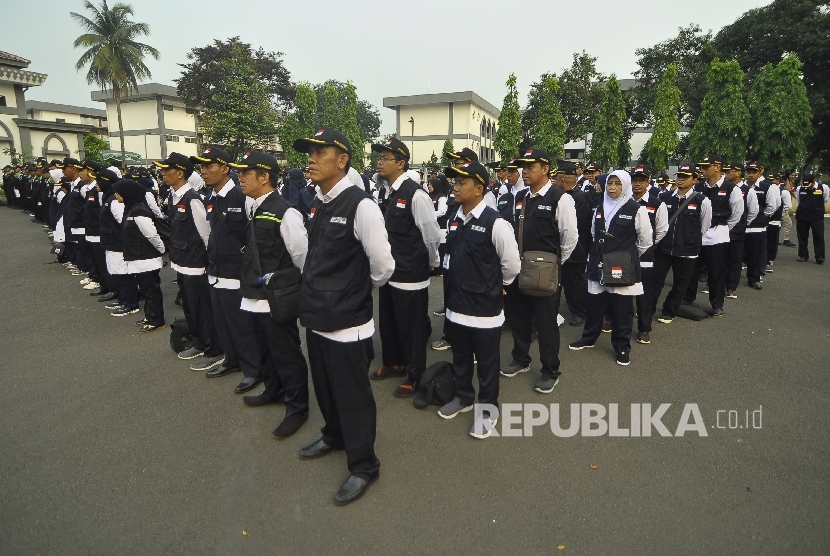 Anggota Panitia Penyelenggara Ibadah Haji (PPIH) mengikuti upacara saat pemberangkatan PPIH 1438 Hijriyah di Asrama Haji Pondok Gede, Jakarta.