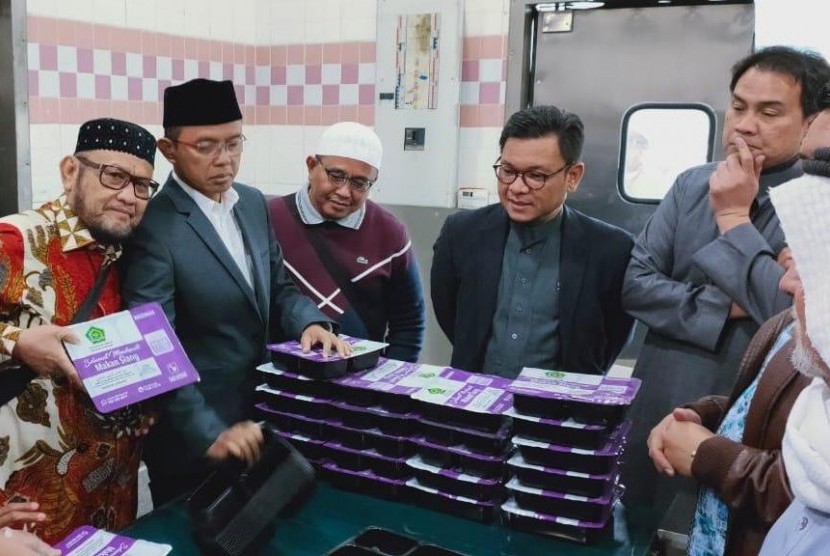Anggota Panja Haji DPR sedang melakukan peninjauan persiapan katering haji.