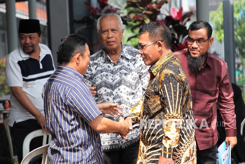   Anggota Pansus Angket KPK Masinton Pasaribu (kedua kanan) berbincang dengan sejumlah tahanan korupsi KPK saat mengunjungi Lapas Sukamiskin, Bandung, Jabar, Kamis (6/7). 