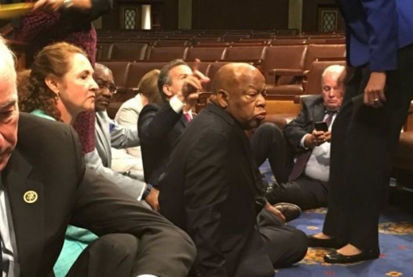 Anggota parlemen AS lesehan di lantai parlemen mendesak pemungutan suara UU pengendalian senjata. Aksi ini dipimpin perwakilan Demokrat John Lewis (tengah), Rabu, 22 Juni 2016.