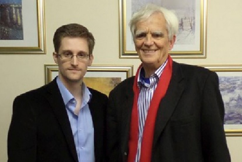 Anggota parlemen dari Jerman, Hans Christian Strobele (kanan) sengaja bertemu dengan Edward Snowden (kiri) untuk menanyakan kegiatan spionase Amerika Serikat 